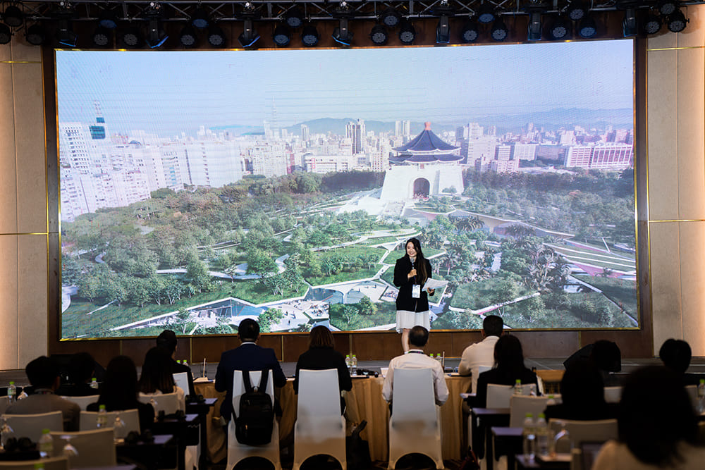 在國際評審面前，來自成功大學建築研究所的蔡沛淇同學從容不迫地將設計理念娓娓道來。