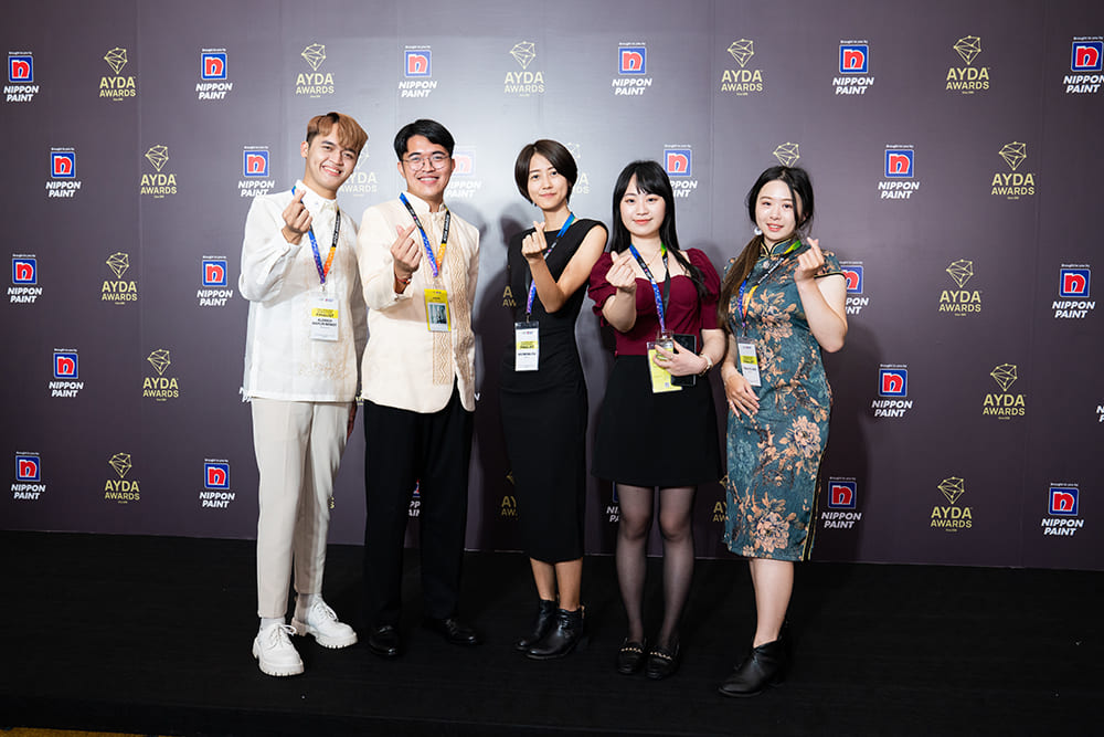 在緊張的頒獎時刻前留下此生難忘的合照（中吳孟璞、右二王怡雯、右一蔡沛淇）。