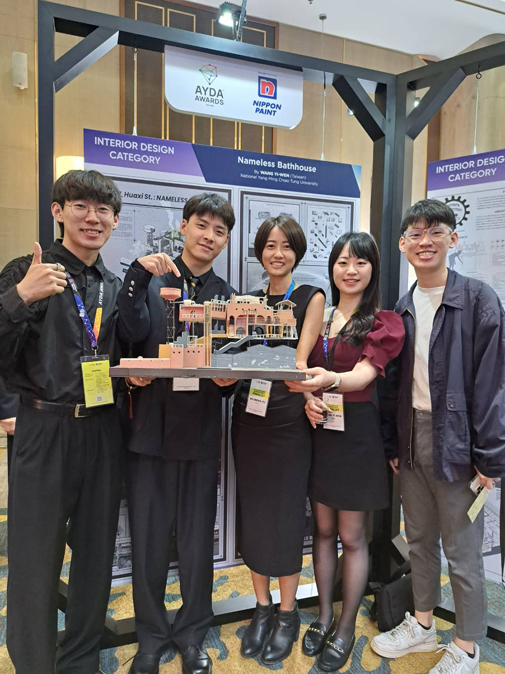 來自國立陽明交通大學的吳孟璞（中）與王怡雯（右二）用心的將模型也帶往了越南，只為了讓評審與同學們能深刻理解她們的設計意涵。